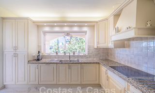 Villa de lujo tradicional-mediterránea en venta con vistas al mar en urbanización cerrada en la Milla de Oro de Marbella 54451 