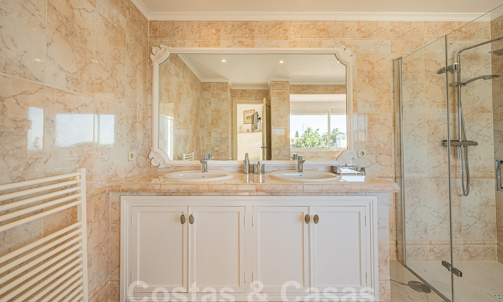 Villa de lujo tradicional-mediterránea en venta con vistas al mar en urbanización cerrada en la Milla de Oro de Marbella 54455