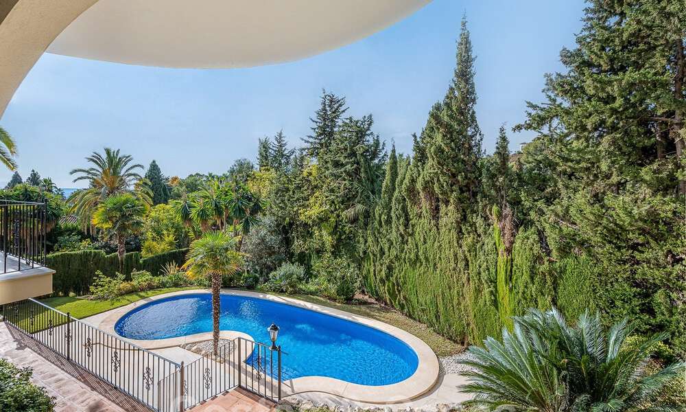 Villa de lujo tradicional-mediterránea en venta con vistas al mar en urbanización cerrada en la Milla de Oro de Marbella 54461