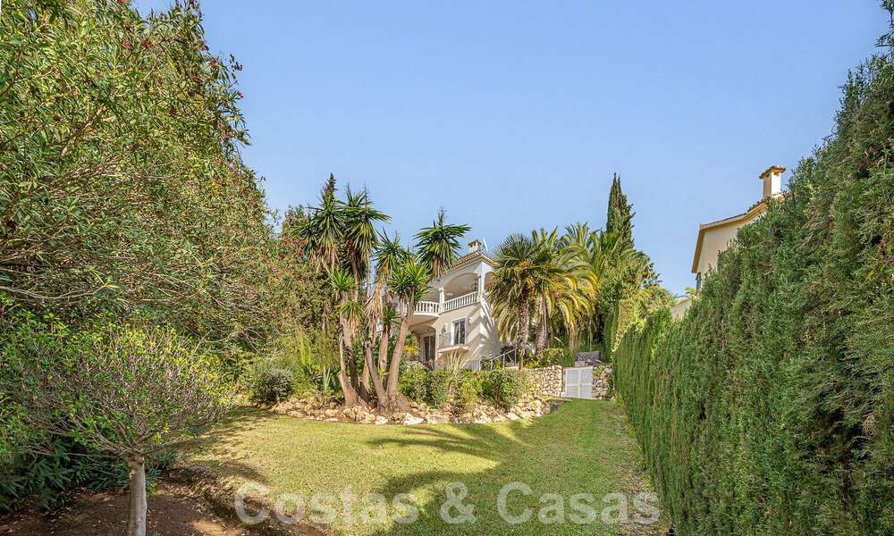 Villa de lujo tradicional-mediterránea en venta con vistas al mar en urbanización cerrada en la Milla de Oro de Marbella 54462