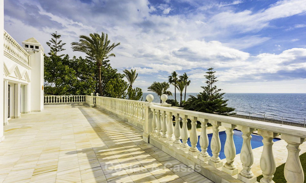 Palacio señorial y muy lujoso en primera línea de mar en venta, entre Marbella y Estepona 11643