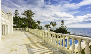 Palacio señorial y muy lujoso en primera línea de mar en venta, entre Marbella y Estepona 11643 