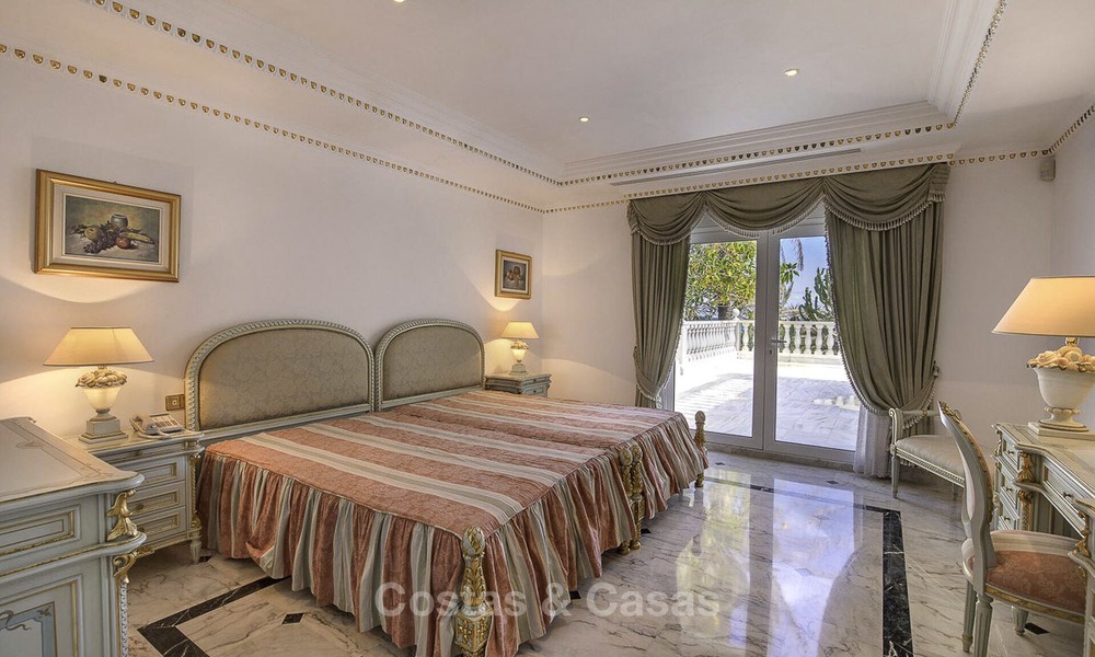 Palacio señorial y muy lujoso en primera línea de mar en venta, entre Marbella y Estepona 13020
