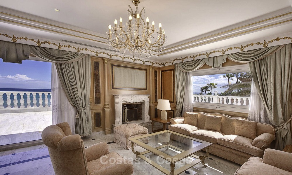 Palacio señorial y muy lujoso en primera línea de mar en venta, entre Marbella y Estepona 13021
