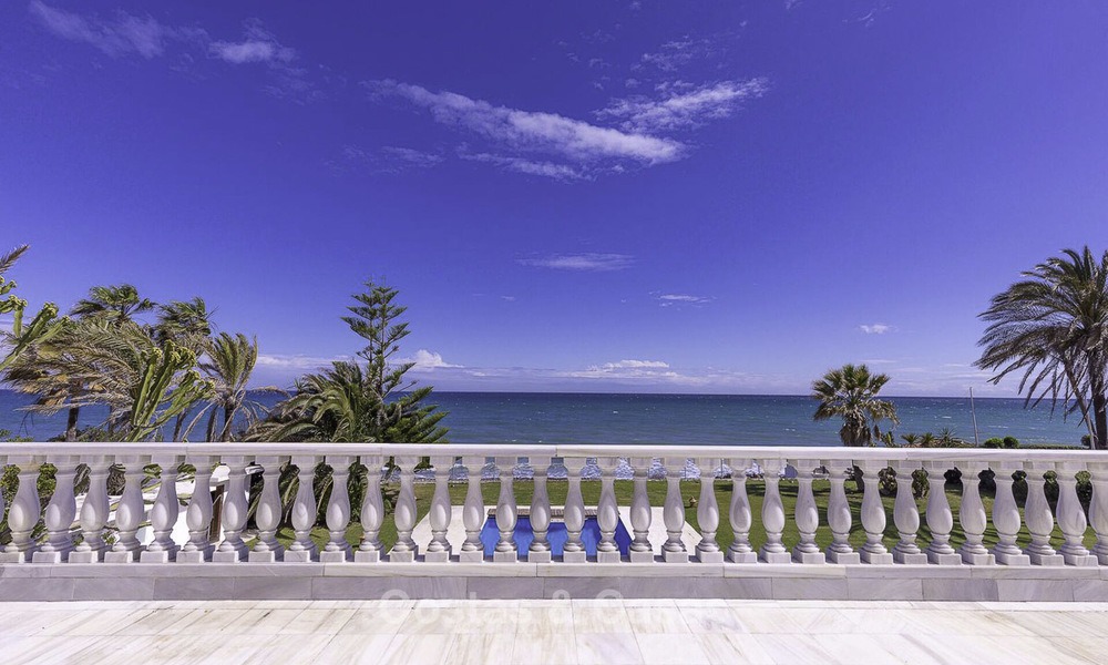 Palacio señorial y muy lujoso en primera línea de mar en venta, entre Marbella y Estepona 13022