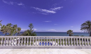 Palacio señorial y muy lujoso en primera línea de mar en venta, entre Marbella y Estepona 13022 