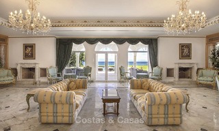 Palacio señorial y muy lujoso en primera línea de mar en venta, entre Marbella y Estepona 13023 