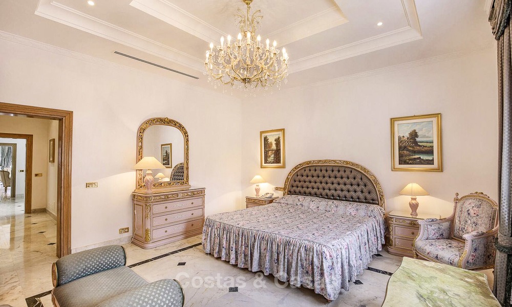 Palacio señorial y muy lujoso en primera línea de mar en venta, entre Marbella y Estepona 13026