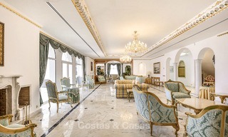 Palacio señorial y muy lujoso en primera línea de mar en venta, entre Marbella y Estepona 13027 