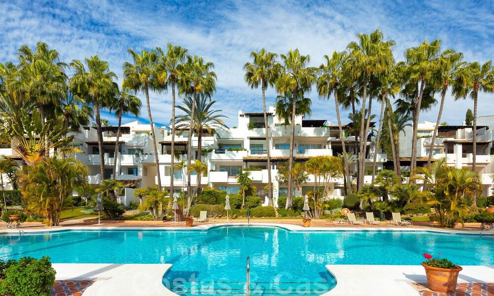 Lujoso apartamento reformado de 3 dormitorios en venta en Puente Romano en la Milla de Oro, Marbella 51760