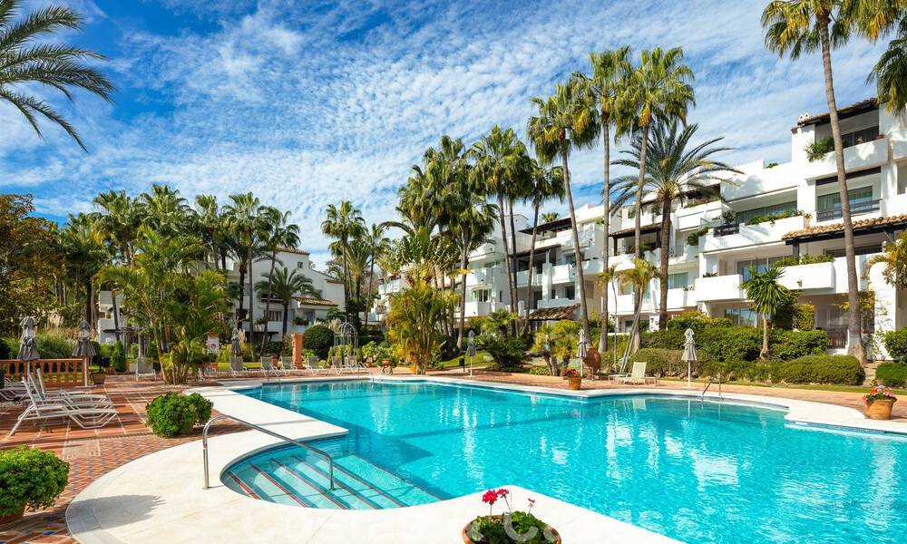 Lujoso apartamento reformado de 3 dormitorios en venta en Puente Romano en la Milla de Oro, Marbella 51761