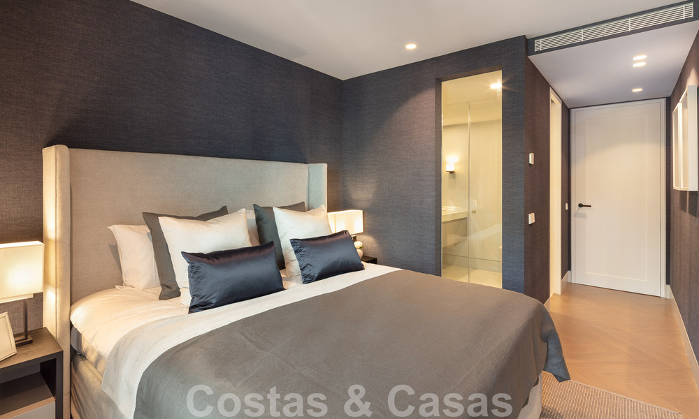 Lujoso apartamento reformado de 3 dormitorios en venta en Puente Romano en la Milla de Oro, Marbella 51765