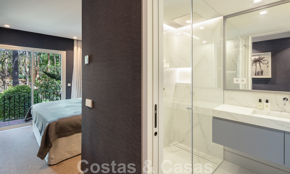Lujoso apartamento reformado de 3 dormitorios en venta en Puente Romano en la Milla de Oro, Marbella 51766