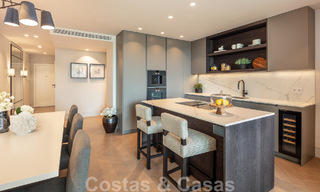 Lujoso apartamento reformado de 3 dormitorios en venta en Puente Romano en la Milla de Oro, Marbella 51777 