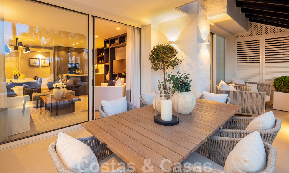 Lujoso apartamento reformado de 3 dormitorios en venta en Puente Romano en la Milla de Oro, Marbella 51779