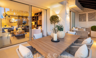 Lujoso apartamento reformado de 3 dormitorios en venta en Puente Romano en la Milla de Oro, Marbella 51779 