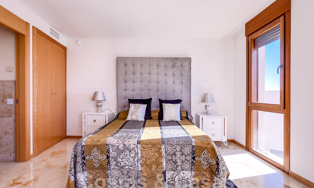 Moderno apartamento de 3 dormitorios en venta con vistas al mar en las colinas de Los Monteros, Marbella Este 52765