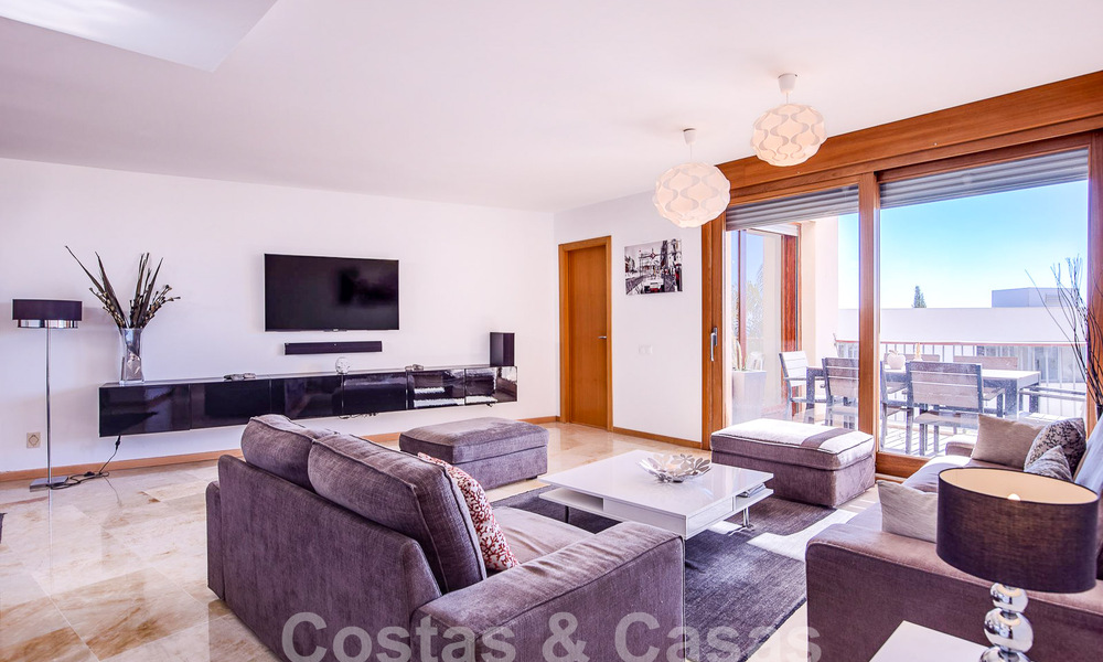Moderno apartamento de 3 dormitorios en venta con vistas al mar en las colinas de Los Monteros, Marbella Este 52781