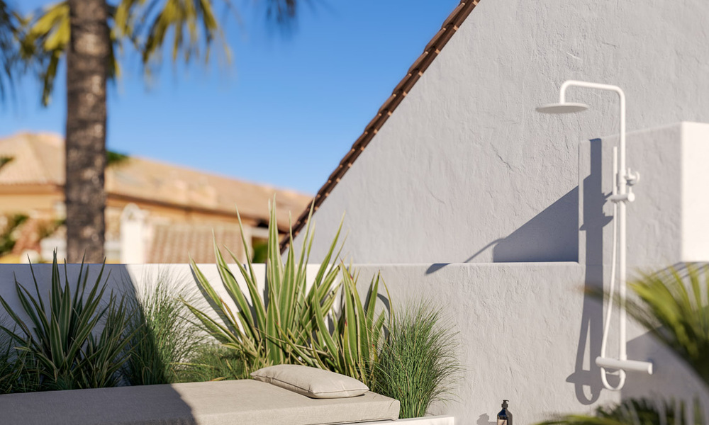 Exclusiva casa adosada reformada en venta a un paso de la playa con vistas al mar, al este de Marbella 52021