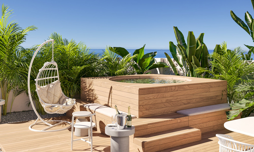 Exclusiva casa adosada reformada en venta a un paso de la playa con vistas al mar, al este de Marbella 52034