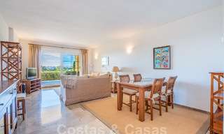 Apartamento con jardín en venta a poca distancia de Puerto Banús y la playa en una urbanización cerrada en Nueva Andalucía, Marbella 55186 