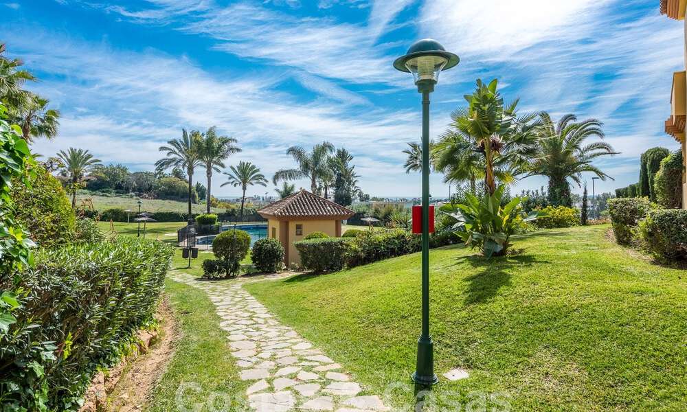 Apartamento con jardín en venta a poca distancia de Puerto Banús y la playa en una urbanización cerrada en Nueva Andalucía, Marbella 55187