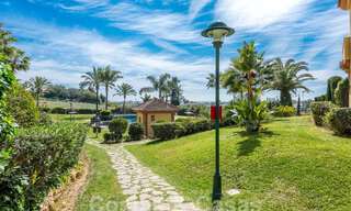 Apartamento con jardín en venta a poca distancia de Puerto Banús y la playa en una urbanización cerrada en Nueva Andalucía, Marbella 55187 