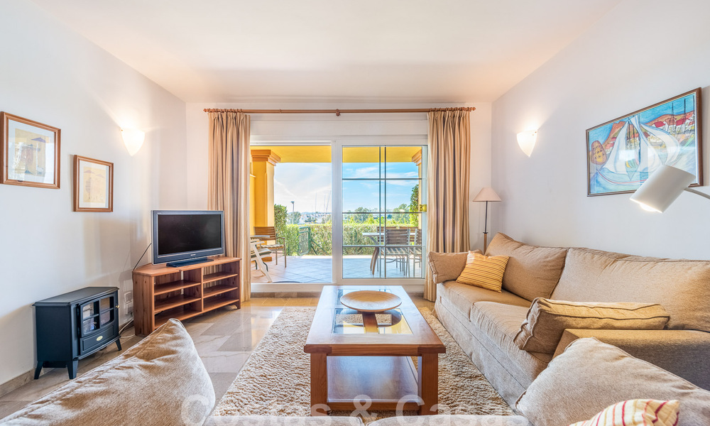 Apartamento con jardín en venta a poca distancia de Puerto Banús y la playa en una urbanización cerrada en Nueva Andalucía, Marbella 55189
