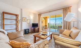 Apartamento con jardín en venta a poca distancia de Puerto Banús y la playa en una urbanización cerrada en Nueva Andalucía, Marbella 55190 