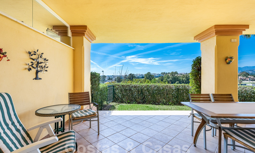 Apartamento con jardín en venta a poca distancia de Puerto Banús y la playa en una urbanización cerrada en Nueva Andalucía, Marbella 55192