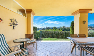 Apartamento con jardín en venta a poca distancia de Puerto Banús y la playa en una urbanización cerrada en Nueva Andalucía, Marbella 55192 