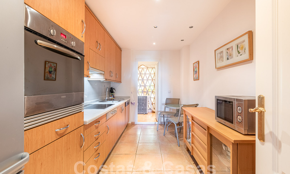 Apartamento con jardín en venta a poca distancia de Puerto Banús y la playa en una urbanización cerrada en Nueva Andalucía, Marbella 55193