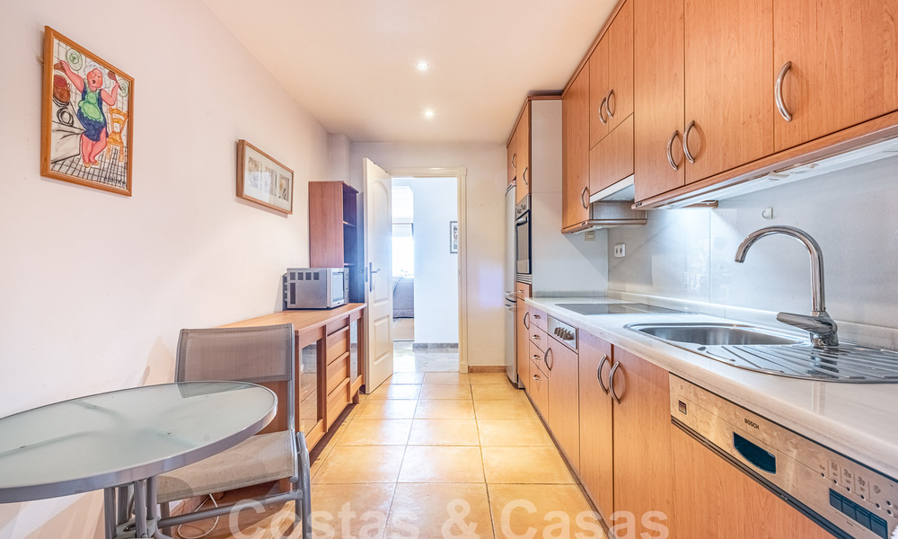 Apartamento con jardín en venta a poca distancia de Puerto Banús y la playa en una urbanización cerrada en Nueva Andalucía, Marbella 55194