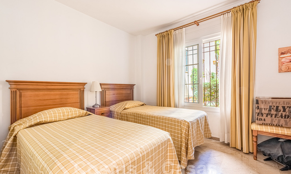 Apartamento con jardín en venta a poca distancia de Puerto Banús y la playa en una urbanización cerrada en Nueva Andalucía, Marbella 55196