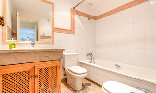 Apartamento con jardín en venta a poca distancia de Puerto Banús y la playa en una urbanización cerrada en Nueva Andalucía, Marbella 55197 