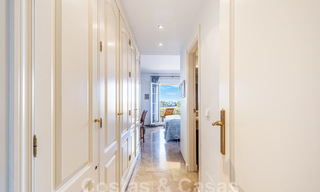 Apartamento con jardín en venta a poca distancia de Puerto Banús y la playa en una urbanización cerrada en Nueva Andalucía, Marbella 55198 