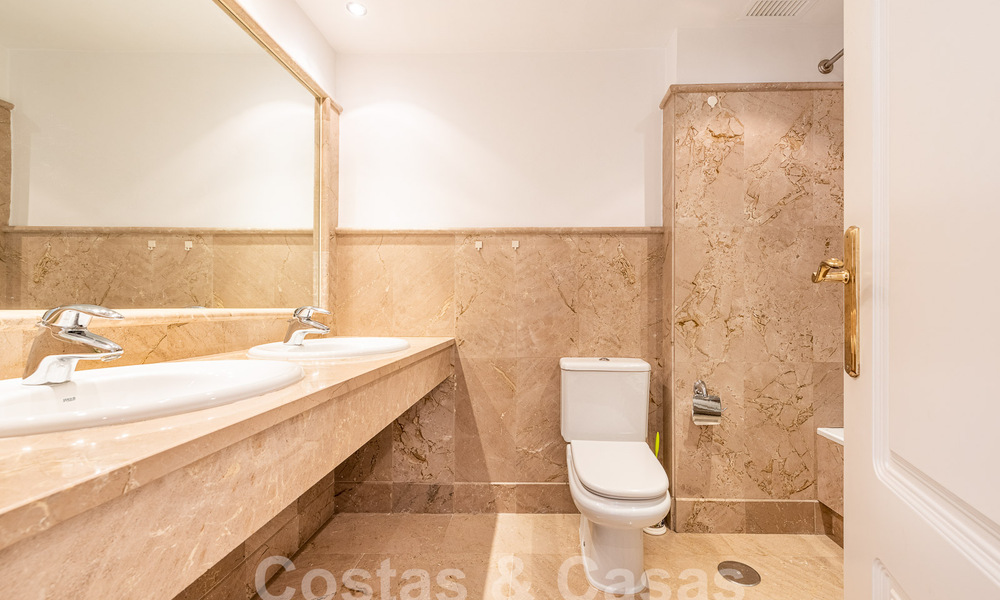 Apartamento con jardín en venta a poca distancia de Puerto Banús y la playa en una urbanización cerrada en Nueva Andalucía, Marbella 55200