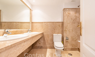 Apartamento con jardín en venta a poca distancia de Puerto Banús y la playa en una urbanización cerrada en Nueva Andalucía, Marbella 55200 