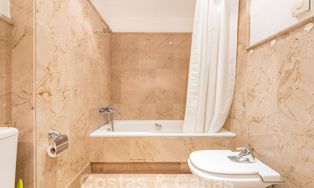 Apartamento con jardín en venta a poca distancia de Puerto Banús y la playa en una urbanización cerrada en Nueva Andalucía, Marbella 55201