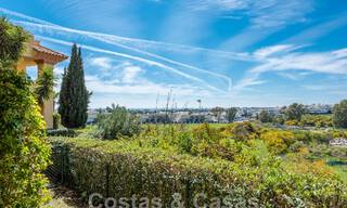 Apartamento con jardín en venta a poca distancia de Puerto Banús y la playa en una urbanización cerrada en Nueva Andalucía, Marbella 55203 