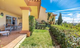 Apartamento con jardín en venta a poca distancia de Puerto Banús y la playa en una urbanización cerrada en Nueva Andalucía, Marbella 55204 