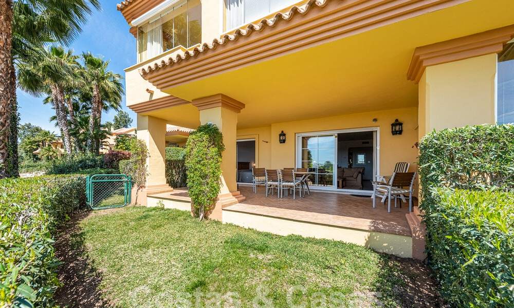 Apartamento con jardín en venta a poca distancia de Puerto Banús y la playa en una urbanización cerrada en Nueva Andalucía, Marbella 55205