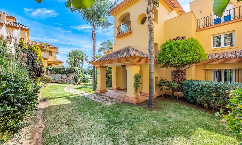 Apartamento con jardín en venta a poca distancia de Puerto Banús y la playa en una urbanización cerrada en Nueva Andalucía, Marbella 55206