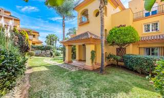 Apartamento con jardín en venta a poca distancia de Puerto Banús y la playa en una urbanización cerrada en Nueva Andalucía, Marbella 55206 
