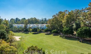 Ático con carácter en venta con relajantes vistas al campo de golf en La Quinta, Benahavis - Marbella 52060 
