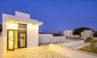 Lista para entrar a vivir, moderna villa de lujo en venta, a unos pasos de la playa Milla de Oro, Marbella 51781 