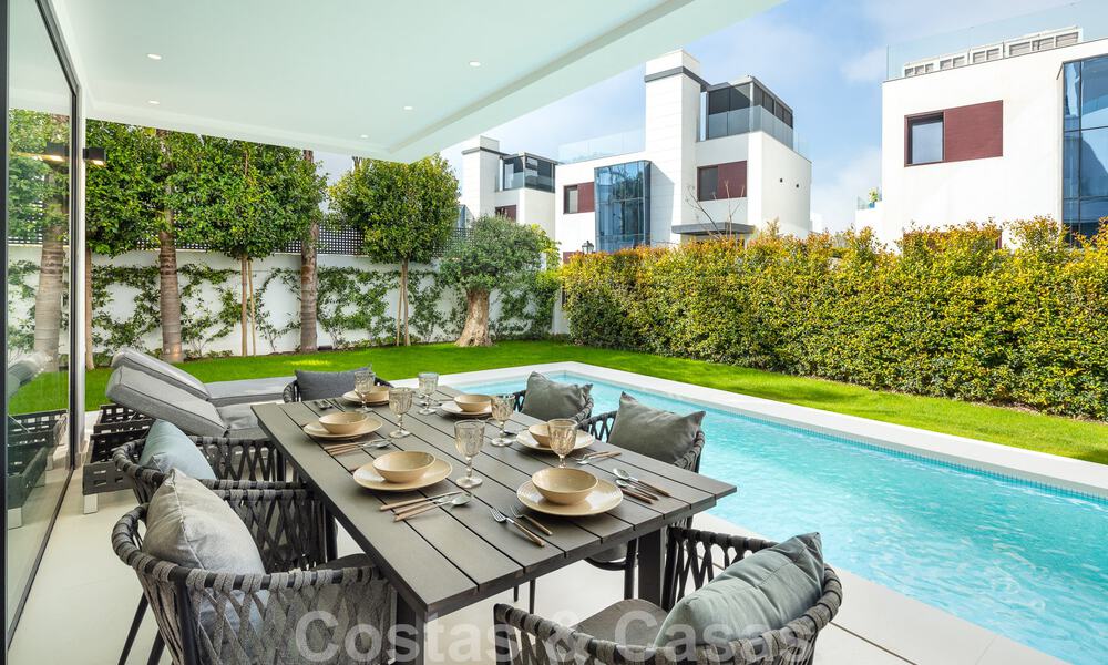 Lista para entrar a vivir, moderna villa de lujo en venta, a unos pasos de la playa Milla de Oro, Marbella 51782