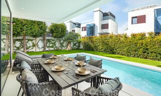 Lista para entrar a vivir, moderna villa de lujo en venta, a unos pasos de la playa Milla de Oro, Marbella 51782 