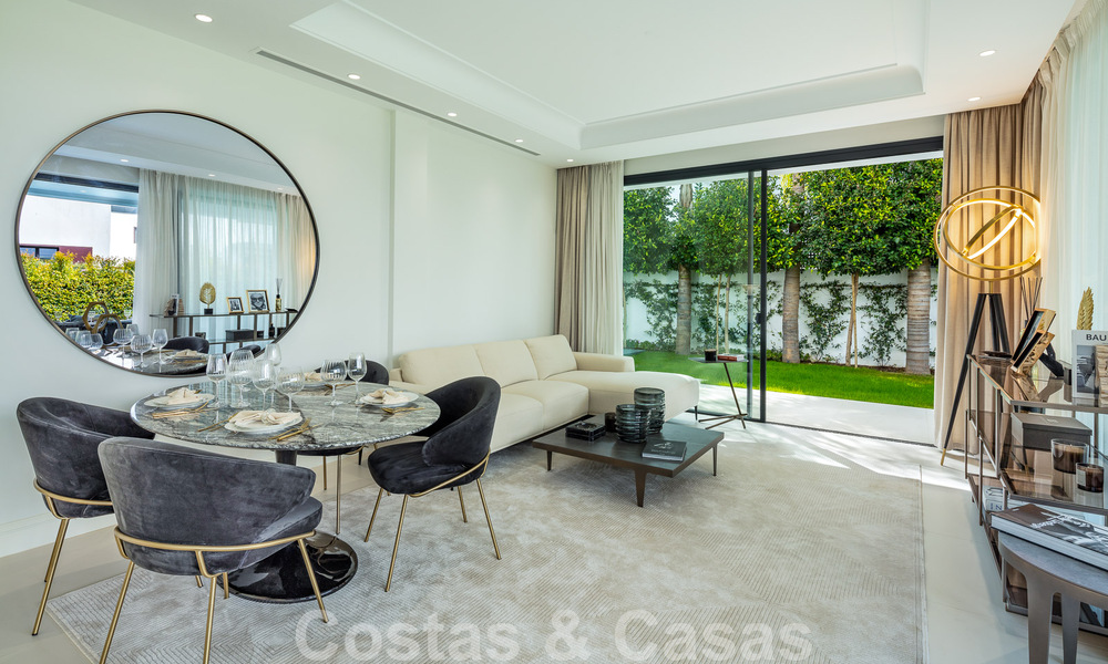Lista para entrar a vivir, moderna villa de lujo en venta, a unos pasos de la playa Milla de Oro, Marbella 51783