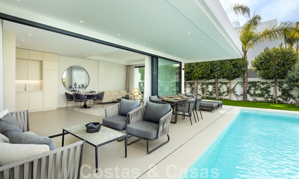 Lista para entrar a vivir, moderna villa de lujo en venta, a unos pasos de la playa Milla de Oro, Marbella 51785